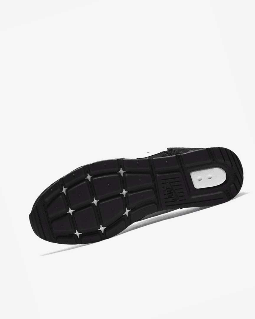 Black / White Nike Venture Runner Men's Sneakers | CA_5534
