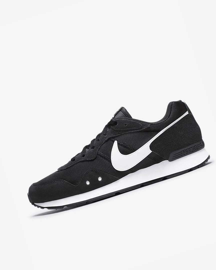 Black / White Nike Venture Runner Men\'s Sneakers | CA_5534