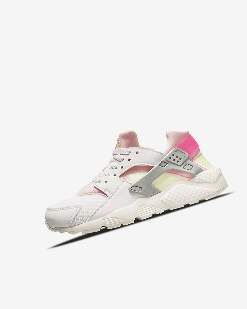 White Nike Huarache Run Girls\' Shoes | CA_5489